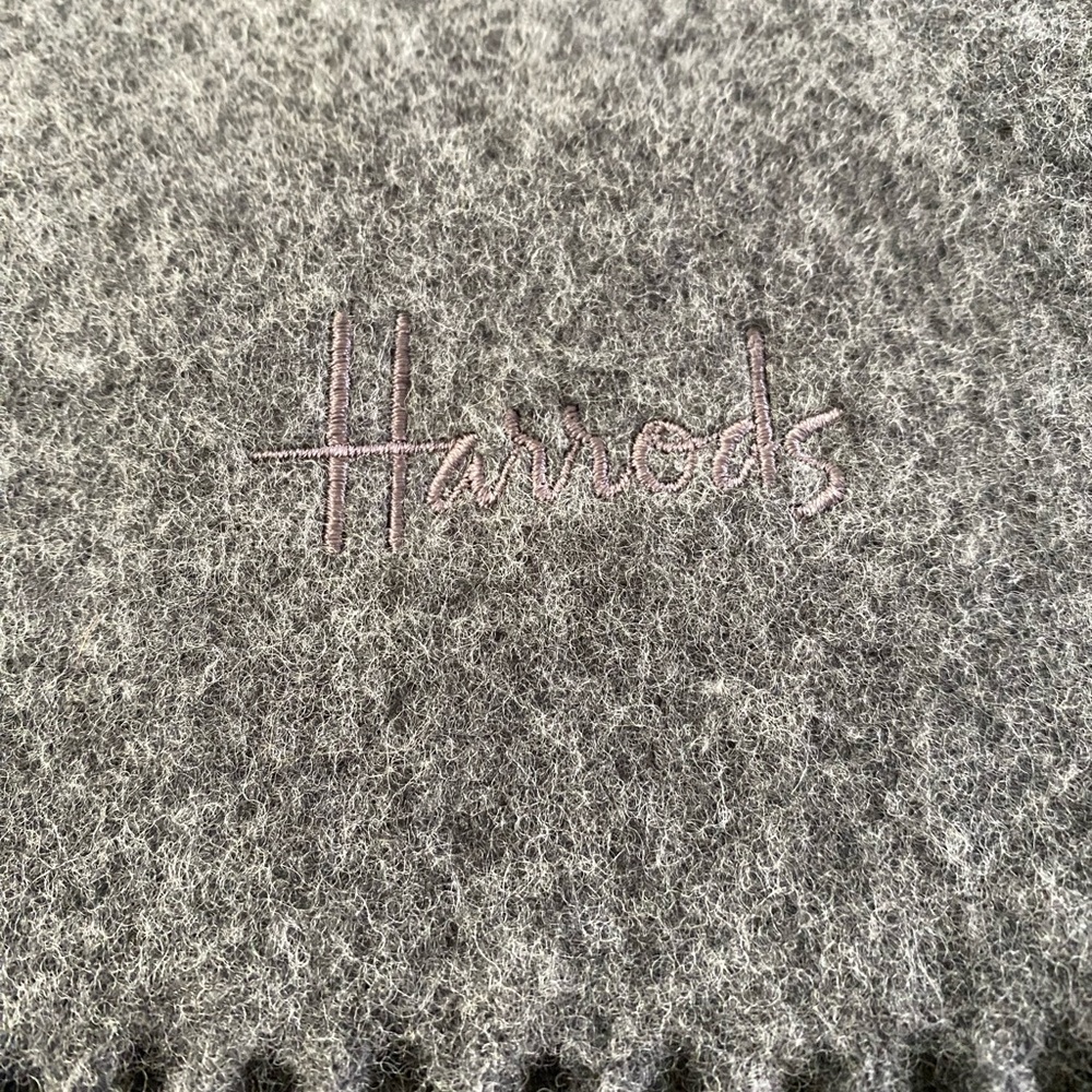 NWT VTG Harrods of London Lambswool Fringed Scarf Embroidered Logo Charcoal - Picture 2 of 10